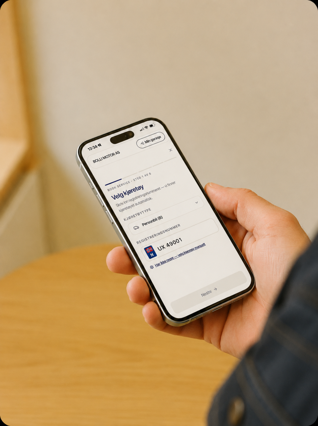 Kunden booker time i bookingportalen på mobilen