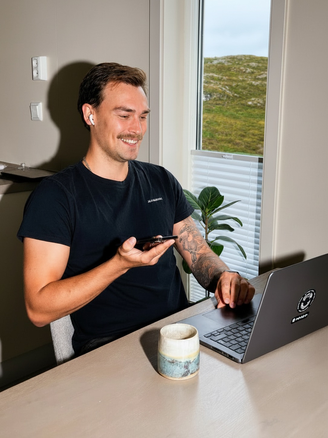 Supportmedarbeider svarer en kunde ved laptopen